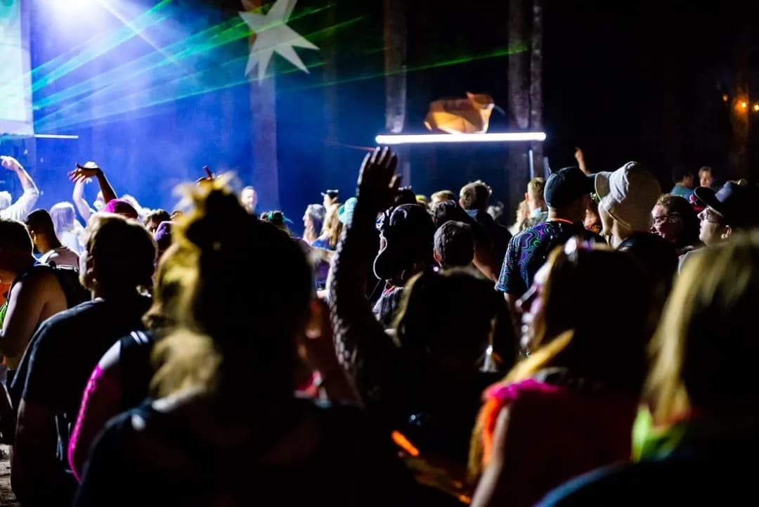/_next/static/media/asgard-crowd.b652307b.webp